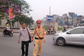 Hà Nội: CSGT giúp cụ ông bị lạc tìm thấy gia đình