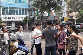 Nghi bị lừa khi thi tin học, ngoại ngữ, hàng trăm giáo viên đòi lại tiền