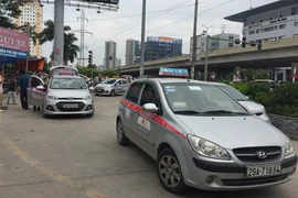 Khó quản taxi ngoại tỉnh đeo biển Hà Nội