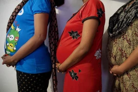 Phụ nữ Ấn Độ lo mất "nghề đẻ thuê" 