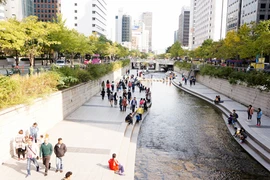 Khơi dòng Cheonggyecheon giúp hồi sinh Thủ đô Seoul