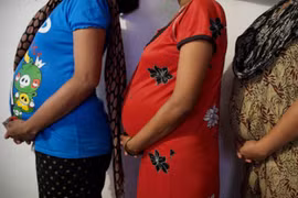 Phụ nữ Ấn Độ lo mất "nghề đẻ thuê" 