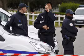 Đang tác nghiệp các fan đánh nhau, loạt nhà báo Nga bị bắt