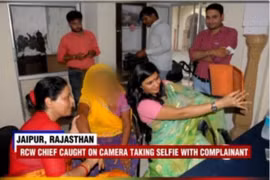 Chụp ảnh "tự sướng" với nạn nhân bị hiếp dâm, quan chức Ấn Độ gây "bão"