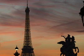 Kẻ đâm một cảnh sát Paris đến chết đã bị hạ gục