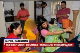 Chụp ảnh "tự sướng" với nạn nhân bị hiếp dâm, quan chức Ấn Độ gây "bão"