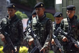 Quân đội Thái Lan chiếm lĩnh doanh trại của các tay súng đối lập
