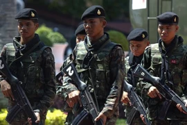 Quân đội Thái Lan chiếm lĩnh doanh trại của các tay súng đối lập