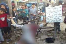 Sốc: Quân Nhà nước Hồi giáo IS cho trẻ con đá đầu một binh sĩ Syria bị cắt rời