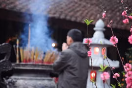 Bộ Công Thương hạ bậc lương giám đốc đi lễ chùa trong giờ hành chính