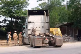 Người phụ nữ rửa xe bên đường bị xe đầu kéo đâm tử vong