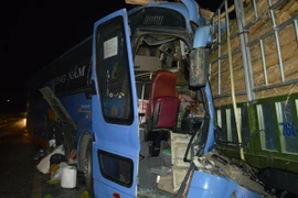 Quảng Ngãi: Ô tô khách đâm xe chở gỗ, 14 người thương vong