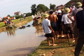 Lật máy xúc khi đang thi công mương, tài xế tử vong