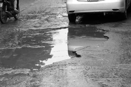 Quận Tây Hồ, Hà Nội: Cần sớm khắc phục tuyến đường xuống cấp