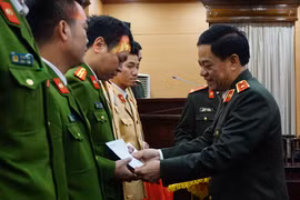 Tặng quà thân nhân cán bộ chiến sỹ có hoàn cảnh khó khăn