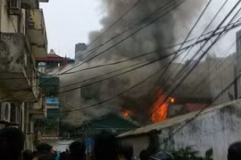 Xảy cháy nhà dân trong ngõ Tân Xuân, Hà Nội