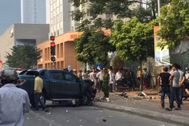 Xe bán tải đâm liên tiếp, cuốn một phụ nữ vào gầm tử vong tại chỗ
