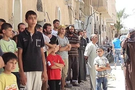 Dã man: IS chặt đầu bé gái 4 tuổi, nhúng tay mẹ vào máu con