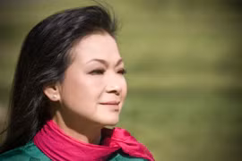 Ca sỹ Khánh Ly hát "Nhớ mùa thu Hà Nội"