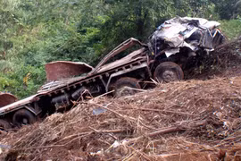 Xem kéo “xác” ôtô 15 tấn gặp nạn ở đèo Bông Lau