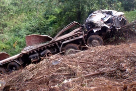 Xem kéo “xác” ôtô 15 tấn gặp nạn ở đèo Bông Lau