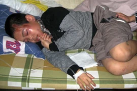 Cháu bé bị giẫm đạp vẫn phải thở bằng máy