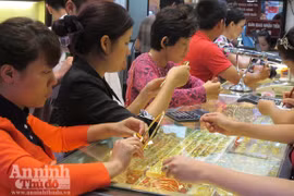 Người dân đội mưa gió đi mua vàng