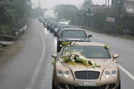 Tài xế đón dâu bằng đoàn siêu xe, gây chấn động xứ Nghệ