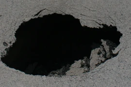 “Hố tử thần” xuất hiện giữa phố Láng Hạ