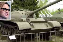 Brad Pitt mua xe tăng cũ của Nga