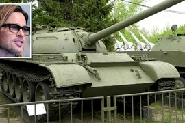 Brad Pitt mua xe tăng cũ của Nga