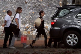 Angelina Jolie- Brad Pitt dạo biển và thăm chuồng cọp Côn Đảo