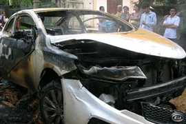 Đường quê phơi đầy rơm rạ, tài xế vừa lái vừa run