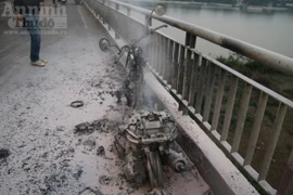 Clip xe máy cháy rụi trên cầu Chương Dương