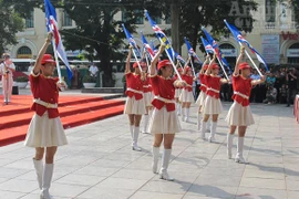 Xem các đoàn Nhạc cảnh diễu hành quanh hồ Gươm