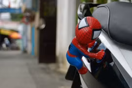 Rộ mốt treo “người dơi, người nhện” lên xe máy