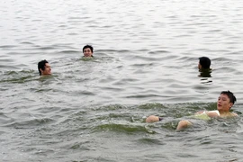 Sung sướng bì bõm ở “bể bơi” hồ Tây giữa ánh chiều tà