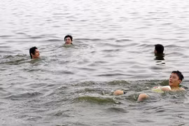 Sung sướng bì bõm ở “bể bơi” hồ Tây giữa ánh chiều tà