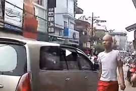 Người "phân làn bằng điếu cày" là thợ sắt?