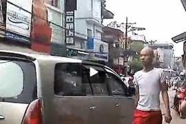 Người "phân làn bằng điếu cày" là thợ sắt?