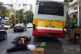 Tin thêm vụ xe buýt chẹt chết người trên đường Lê Duẩn