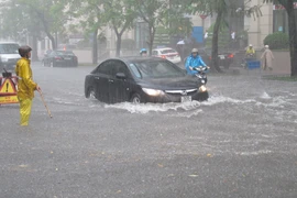 Mưa lớn, Hà Nội lại chìm trong biển nước