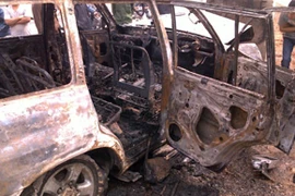 Dùng “bom” xăng đốt cháy ôtô đang chạy