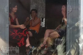 Phố “vẫy”, ban ngày cũng “đỏ đèn”