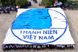 2.048 người xếp thành Huy hiệu Hội Liên hiệp Thanh Niên VN
