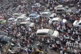 Đường Hà Nội ùn tắc vì có quá nhiều xe cá nhân