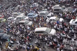 Đường Hà Nội ùn tắc vì có quá nhiều xe cá nhân