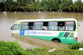 Xe buýt lao xuống sông, gần 40 người thoát chết
