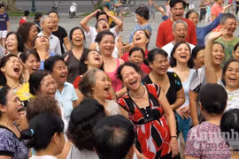 Sáng sớm lên hồ Gươm, xem người Hà Nội cười nắc nẻ