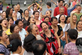 Sáng sớm lên hồ Gươm, xem người Hà Nội cười nắc nẻ